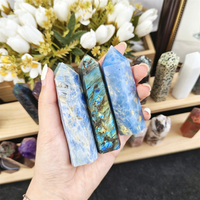 Vente en gros de tours de cristal à pointe unique en pierres précieuses mélangées, polies, pour la guérison des chakras et la décoration intérieure