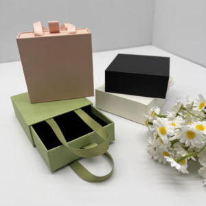 Boîte à bijoux en papier personnalisée Shengcan à faible MOQ avec logo, poignée en ruban et insert en mousse pour emballage cadeau - Product Image 2