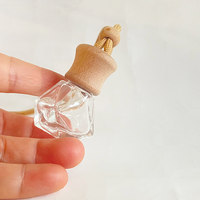 Diffuseur de voiture suspendu élégant bouteille de parfum de parfum de 8ml en forme de triangle en cristal avec couvercle en bois étiquette personnalisée désodorisant de voiture
