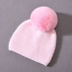 Chapeaux d'hiver pour enfants faits à la main tuques crânes tricotées <span class=keywords><strong>en</strong></span> cachemire doux avec pompon <span class=keywords><strong>en</strong></span> <span class=keywords><strong>fausse</strong></span> <span class=keywords><strong>fourrure</strong></span> amovible mignon bonnet épais et chaud pour le voyage - Product Image 3