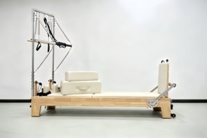 Reformer <span class=keywords><strong>Pilates</strong></span> en chêne à pied étroit avec tour et demi-piedestal, personnalisable avec logo, équipement <span class=keywords><strong>Pilates</strong></span> en chêne, vente en gros <span class=keywords><strong>pour</strong></span> fournisseurs de salles de sport - Product Image 3