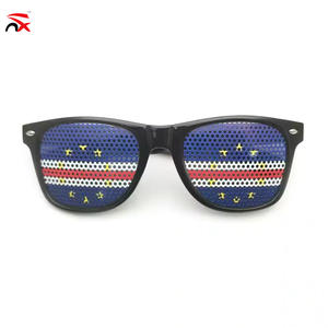 Lunettes <span class=keywords><strong>de</strong></span> soleil <span class=keywords><strong>de</strong></span> soutien pour les célébrations, avec cadre extérieur en plastique <span class=keywords><strong>noir</strong></span> et verres en PC, motif drapeau du Cap-Vert, pour les événements sportifs et les défilés, vente en gros - Product Image 1