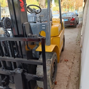 รถยกดีเซลญี่ปุ่นมือสองคุณภาพสูง TCM FD50 รับน้ำหนัก 5 ตัน พร้อมระบบไฮดรอลิกย้ายขวาง  กระโดงยกสองตอน ยางตัน ระบบขับเคลื่อนล้อหน้า - Product Image 3