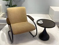 Fauteuil d'appoint cantilever moderne en forme de C avec tissu bouclé et accoudoirs en bois, base pivotante pour salon, chambre et hôtel