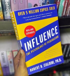 Livre Influence : La psychologie de la persuasion de Robert B. Cialdini, livre de psychologie d'affaires et de développement personnel en anglais, à vendre - Product Image 5