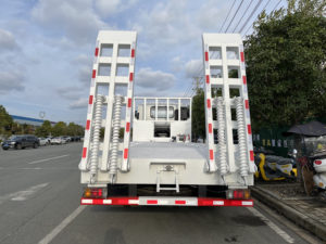 6x4 380HP 20 Ton Heavy Duty Flatbed <b>Truck</b> 10 Wheeler Low <b>Bed</b> Machinery Transporter Lorry with Spring Ramp - Product Image 4