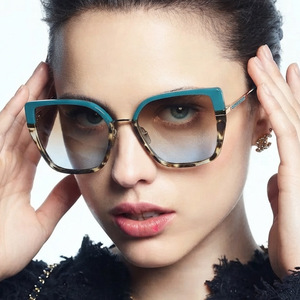 Occhiali da Sole di Lusso 2026 <span class=keywords><strong>per</strong></span> Donna e Uomo, Design Trendy Multicolore con Montatura Grande e <span class=keywords><strong>Gambe</strong></span> in Metallo, Lenti Trasparenti Decorative - Product Image 2