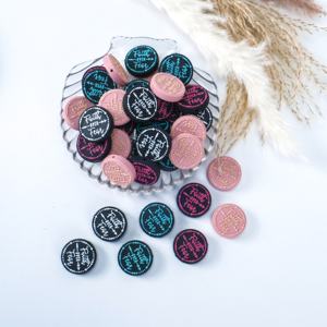 Venta al por mayor fabricante pesadilla en la calle principal de silicona cuentas focales pluma encanto personaje pluma silicona focal cuenta - Product Image 1