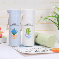 Mug de voyage réutilisable en plastique et bouteille en verre de qualité alimentaire avec bouchon à vis double couche, logo personnalisé, poignée et emballage en boîte couleur