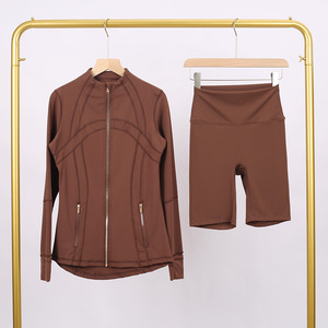 C0932 Set Giacca e Pantaloncini da Donna per Yoga e Fitness con Cerniera Dorata, Design Elasticizzato e Asciugatura Rapida - Product Image 5