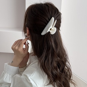 <span class=keywords><strong>2026</strong></span> Accessoires capillaires coréens en gros, Grande pince à cheveux requin, Accessoires à texture encre avec logo personnalisé, Pinces à cheveux pour femmes et filles - Product Image 5