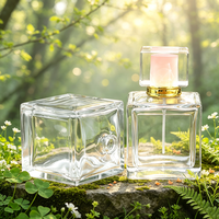 Flacon de parfum carré en verre vide, personnalisé, élégant et unique, avec col serti, bouchon à bille, sérigraphie mate et design de fond spécial