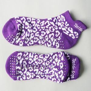 Calzini Antiscivolo con Grafica Leopardata Personalizzata, Logo sul Fondo, per Pilates, Lagree e Fitness - Product Image 5