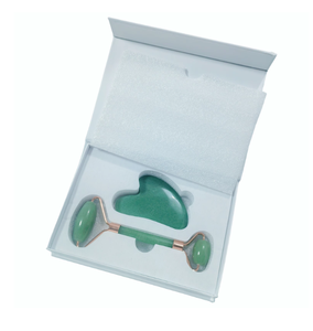 Outils de beauté en aventurine verte personnalisables, rouleau de massage et gua sha, coffret inclus - Product Image 1