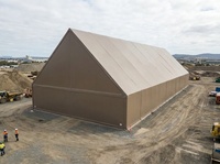 Abri d'atelier minier certifié résistant aux vents de 120 km/h, structure en A à pignon, 30x60m, PVC taupe, cadre galvanisé pour le stockage des fournitures de camp minier