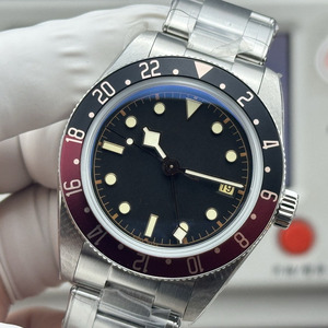 Cadran rétro Coke, cadre en aluminium rouge et noir COKE, 39 mm, équipé d'un mouvement à quatre aiguilles pour deux fuseaux horaires, en acier inoxydable. - Product Image 4