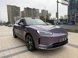 AITO M5 Extended-Range Ultra SUV 4x4 usato del 2025 viola su sfondo albicocca - Product Image 3