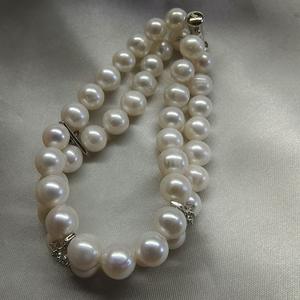 Bracelet double rang de perles d'eau douce non-cœur, série Blanc/Rose/Violet, 8-9 mm, presque parfait, avec boutons de manchette et pinces à cravate tendance - Product Image 4