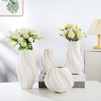 Vase en céramique courbé créatif Qianrui, ornement non poli, style moderne simple nordique, formes 3D, vase décoratif pour la décoration du salon