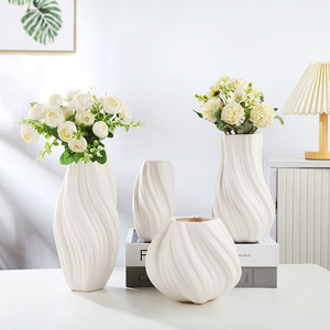 Vase en céramique courbé créatif Qianrui, ornement non poli, style moderne simple nordique, formes 3D, vase décoratif pour la décoration du salon - Product Image 4