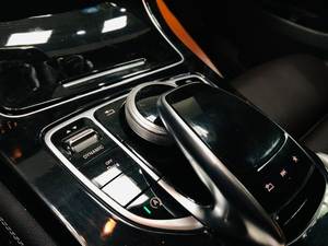 Boutique SUV <span class=keywords><strong>Mercedes</strong></span>-Benz <span class=keywords><strong>GLC</strong></span> <span class=keywords><strong>2018</strong></span> <span class=keywords><strong>GLC</strong></span> 200 4MATIC Hybrid Turbo Engine Dirección derecha de alta calidad Auto Venta al por mayor - Product Image 6