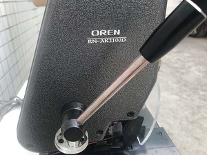 <span class=keywords><strong>Machine</strong></span> à <span class=keywords><strong>coudre</strong></span> industrielle à lit plat <span class=keywords><strong>pour</strong></span> la fabrication de sacs à motif cowl et de bordures décoratives à franges, <span class=keywords><strong>pour</strong></span> matériaux lourds, modèle RN-AK3100D - Product Image 5