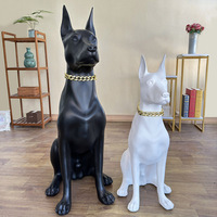 Liefhebber van muziek, thuis, woonkamer, hondenbeeldje, levensecht Doberman Pinscher ornament in hars