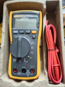 Kit de Electricista E F117C/323, True RMS (0.5% +3) Precisión, 600V 10A con Indicador de Batería Baja, Plástico - Product Image 4