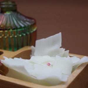 All'ingrosso scaglie di cera di soia 25kg sacchetto di imballaggio 100% pura naturale cera di soia alternativa alla 464 Eco cera di soia per la fabbricazione di <span class=keywords><strong>candele</strong></span> <span class=keywords><strong>profumate</strong></span> - Product Image 3