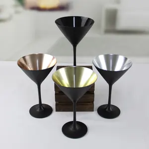 Set di bicchieri da martini champagne da cocktail in vetro nero opaco soffiato a mano personalizzato