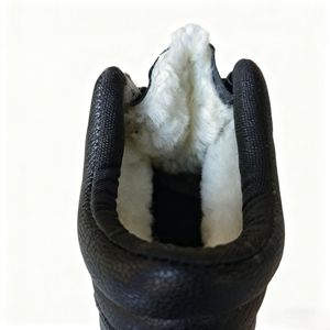 Chaussures de travail antistatiques, tige haute en cuir de vachette, semelle en PU, bottes de sécurité pour hommes, légères, résistantes à l'usure, doublure en fourrure chaude pour l'hiver - Product Image 3