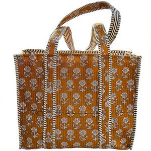 Sac fourre-tout d'été léger en coton écologique, fait main, imprimé au bloc, matelassé, avec fermeture ouverte et poche pratique - Product Image 1