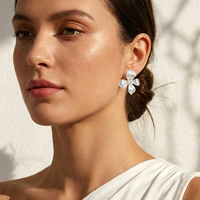Anting-anting bunga bertekstur wanita, imitasi mutiara di tengah, anting-anting bunga vintage bohemian, perhiasan fesyen pesta sehari-hari