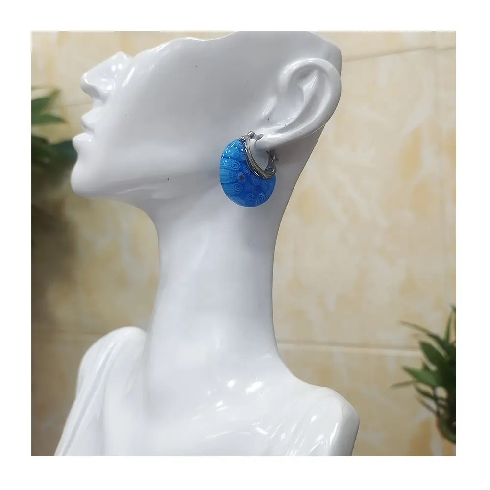 Anting-anting Huggie Hoops wanita, anting-anting stainless steel kaca murano biru tahan air untuk hadiah