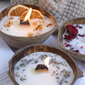 Vela Aromática de Lujo Hecha a Mano con Cera de Soya Natural, Decorada con Flores Secas en Cáscara de Coco, Elegante y Duradera, con Aroma Floral/Plantas, en Frasco, para Ramadán - Product Image 2