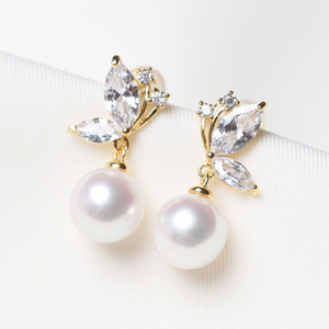 Orecchini a perno con perle a forma di farfalla da donna, eleganti e chic, con fiocco in perle finte, regalo per tutti i giorni - Product Image 1