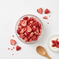 Zoete, knapperige, gevriesdroogde fruitschijfjes voor dagelijks knabbelen en onderweg. Gevriesdroogde aardbeienschijfjes.