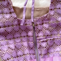 Robe décontractée élégante pour femme WIWT, en dentelle violette, coupe trapèze, col carré, manches courtes bouffantes, dos à nouer, ourlet superposé, idéale pour les fêtes et les occasions décontractées
