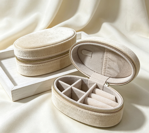 Boîte en velours blanc crème faite à la main haut de gamme avec paillettes, fermeture magnétique dorée, plusieurs compartiments, doublure en velours, petite forme ovale, élégante - Product Image 4