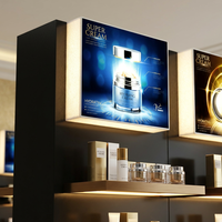 Vitrine cosmétique noire et or sur mesure avec éclairage LED, murale, pour présentation de soins de la peau et de parfums, pour les boutiques de beauté