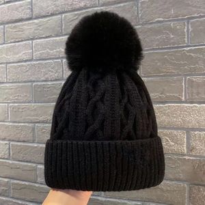 <span class=keywords><strong>Bonnet</strong></span> unisexe polyvalent en acrylique avec <span class=keywords><strong>pompon</strong></span>, résistant au froid, à revers en fausse fourrure, style urbain, pour la plage, la pêche, les fêtes et les affaires - Product Image 6