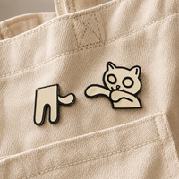 Broche personnalisée moderne et ludique en alliage de zinc émaillé souple, motif dessin animé, personnage mignon, ornement vestimentaire, vente en gros OEM en métal pour