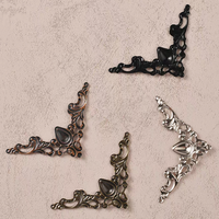 Accessoires de décoration métalliques de luxe européens, motif triangle ajouré, multicolores, pour coins de boîtes cadeaux, applique en dentelle à angle droit