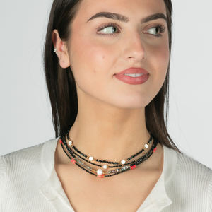 مجوهرات نسائية سوداء راقية مطلية بالذهب عيار 18 قيراط من الفولاذ المقاوم للصدأ مطرزة بالخرز والحجر الطبيعي قلادة لؤلؤ جذابة من NIMAI - Product Image 5