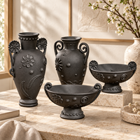 Collection de vases à fleurs en céramique et de plateaux décoratifs sur pied avec motifs floraux en relief pour la décoration intérieure