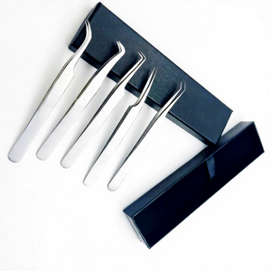 Pinzas de Alta Calidad para Extensión de Pestañas, Acero Inoxidable, Logotipo Personalizado, Diseño de Corazón, Acabado Plateado, Empaque en Caja Negra - Product Image 1