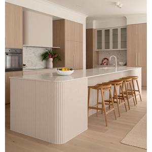 Beyaz Mermer Tezgahlı, Oluklu Kavisli Ada Mutfaklı, El Yapımı Yuvarlak Mutfak Dolabı - Product Image 1