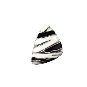 Anillo de Acero Inoxidable con Baño de Oro PVD, Diseño de Esmalte Blanco y Negro, Joyería de Diseño - Product Image 2