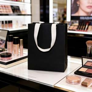 Bolsa de Compras de Cartón Negro con Diseño Personalizable, Remaches, Asas de Hilo de Algodón y Reciclable para Uso en Comercios Minoristas - Product Image 6