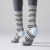 Chaussettes de Pilates à soutien de la voûte plantaire, rayures colorées, respirantes, de qualité supérieure, pour femmes, pour le yoga